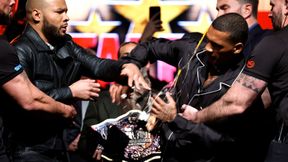 Boxer schl&auml;gt Gegner auf Pressekonferenz ein Ei ins Gesicht