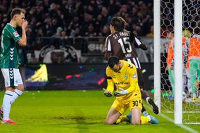 Aussetzer von Torwarttalent Backhaus &ndash; Bremen verliert Abstiegsgipfel am Millerntor