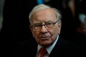 Warren Buffett verabschiedet sich mit Gewinnr&uuml;ckgang von seinem Chefposten