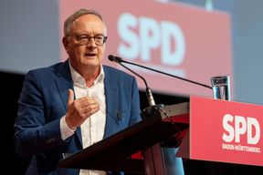 SPD-Kandidat Stoch besucht erst die Tafel, dann bestellt er &uuml;ber seinen Fahrer Entenpastete