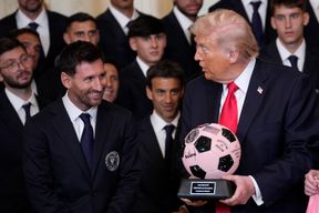 Trump dankt dem US-Milit&auml;r, im Hintergrund klatscht Messi