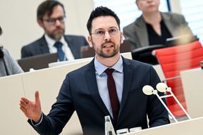 Mitglied des AfD-Bundesvorstands relativiert rechtsextreme Parole auf Teenager-Party