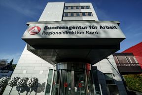 Zahl der Arbeitslosen f&auml;llt im M&auml;rz nur um knapp 50.000