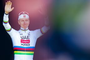 Der Sieger hei&szlig;t mal wieder Pogačar. Eine Bahnschranke k&ouml;nnte jedoch ein Nachspiel haben