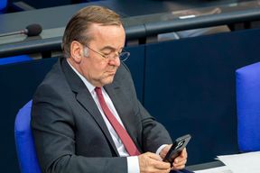 Pistorius verbannt Privathandys aus den Amtsstuben