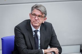 Kulturstaatsminister Weimer darf Buchladenbetreiber nicht als &raquo;politische Extremisten&laquo; bezeichnen