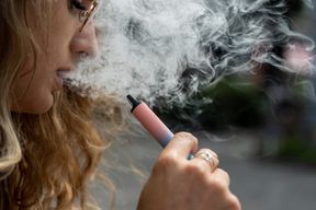 Umweltminister Schneider k&uuml;ndigt Verbot von Einweg-Vapes an