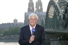 Diese sonore, angenehm unaufgeregte Stimme der Bundesliga-Konferenz